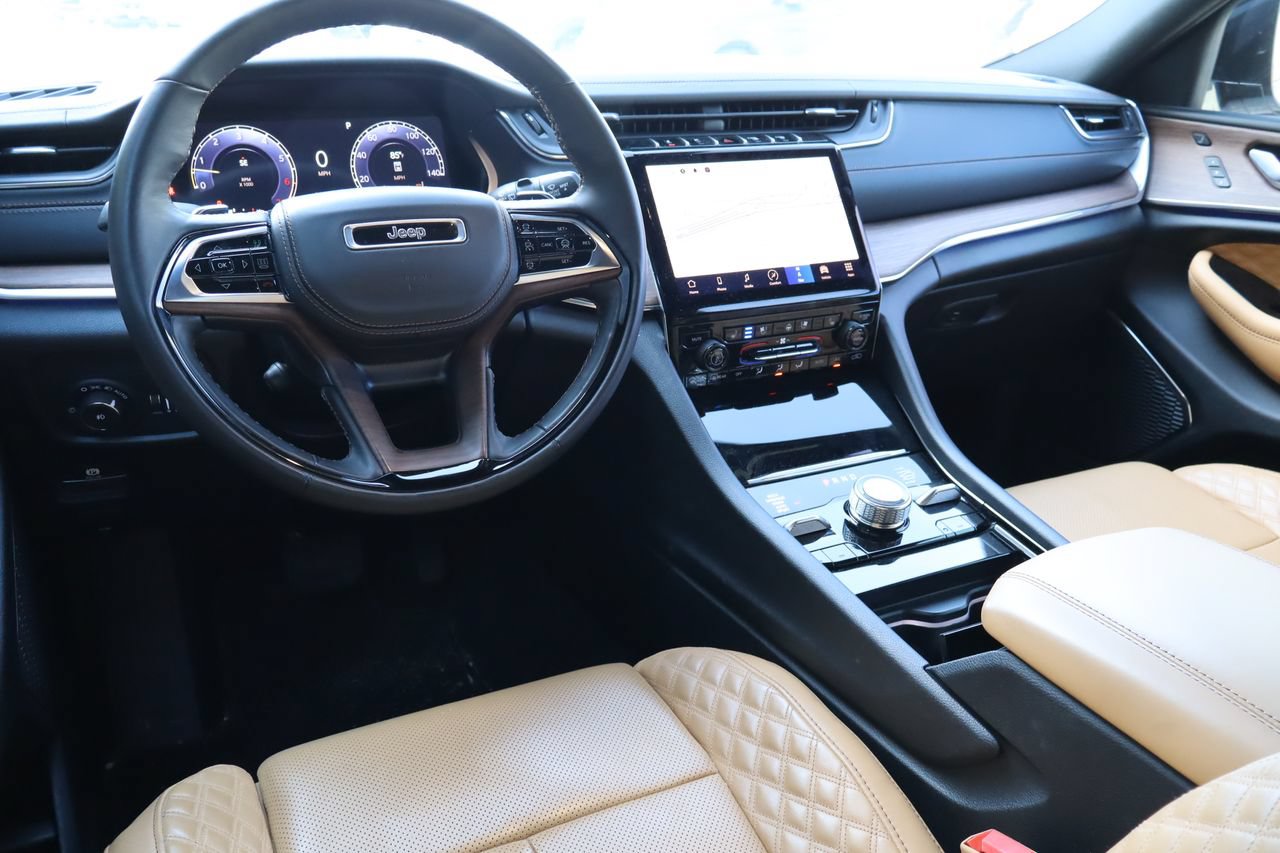 Used 2024 Jeep Grand Cherokee L Summit AWD/4WD image 5