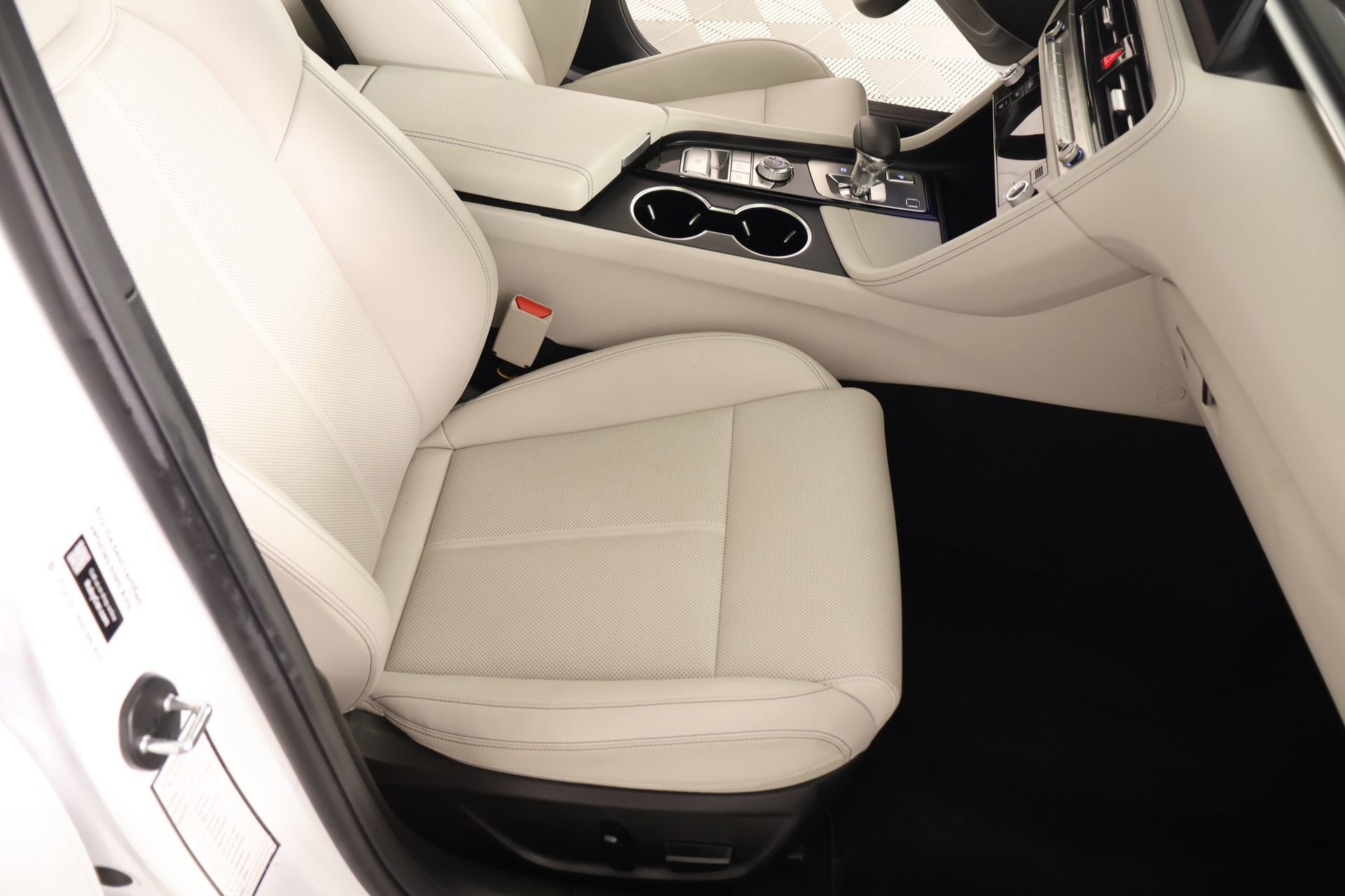 Used 2025 Genesis G70 2.5T image 12