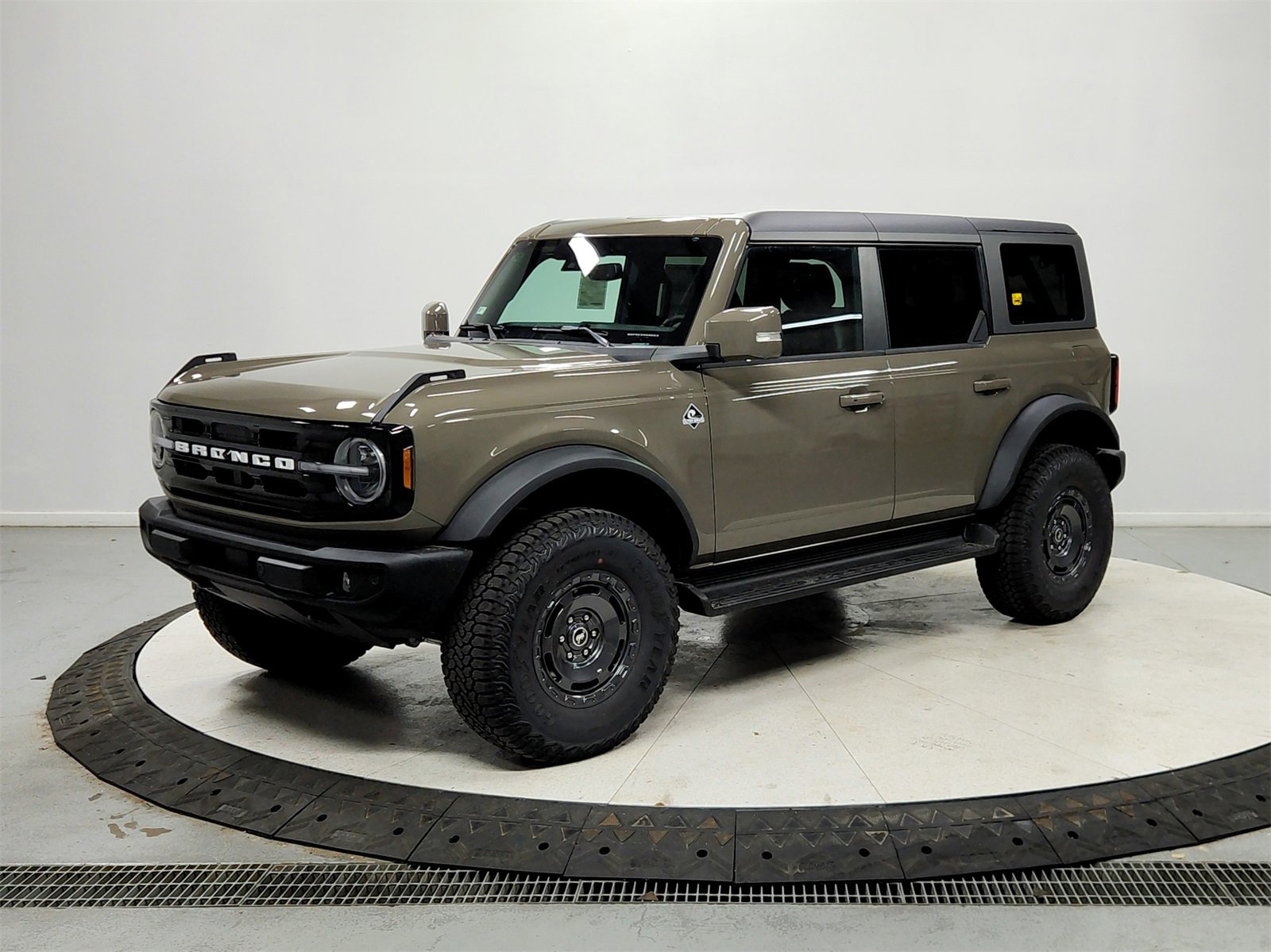 New 2025 Ford Bronco Outer Banks w/ Sasquatch Package image 3
