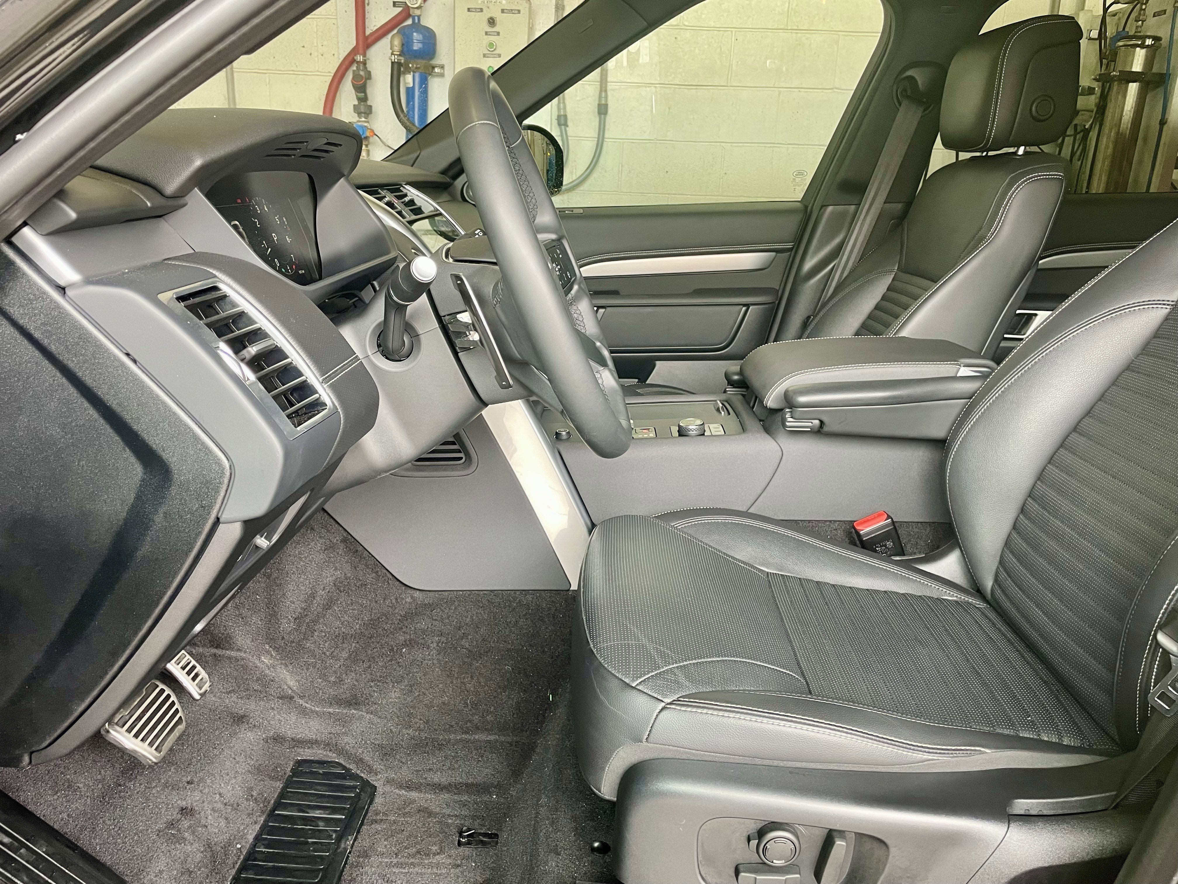 Used 2024 Land Rover Discovery Dynamic SE image 14