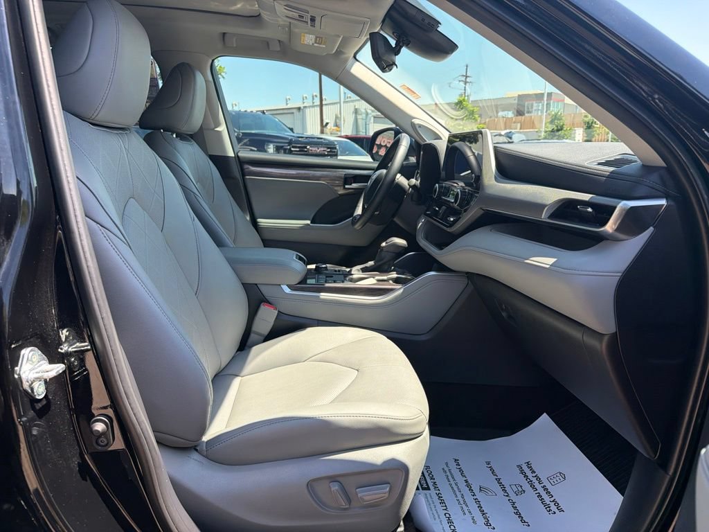 Used 2025 Toyota Highlander Platinum AWD/4WD image 12