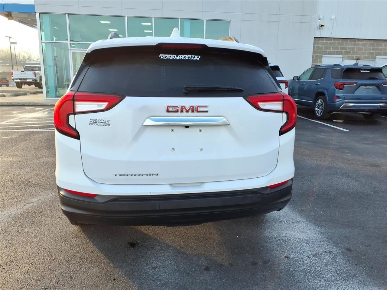 Used 2022 GMC Terrain SLE w/ Driver Convenience Package image 4