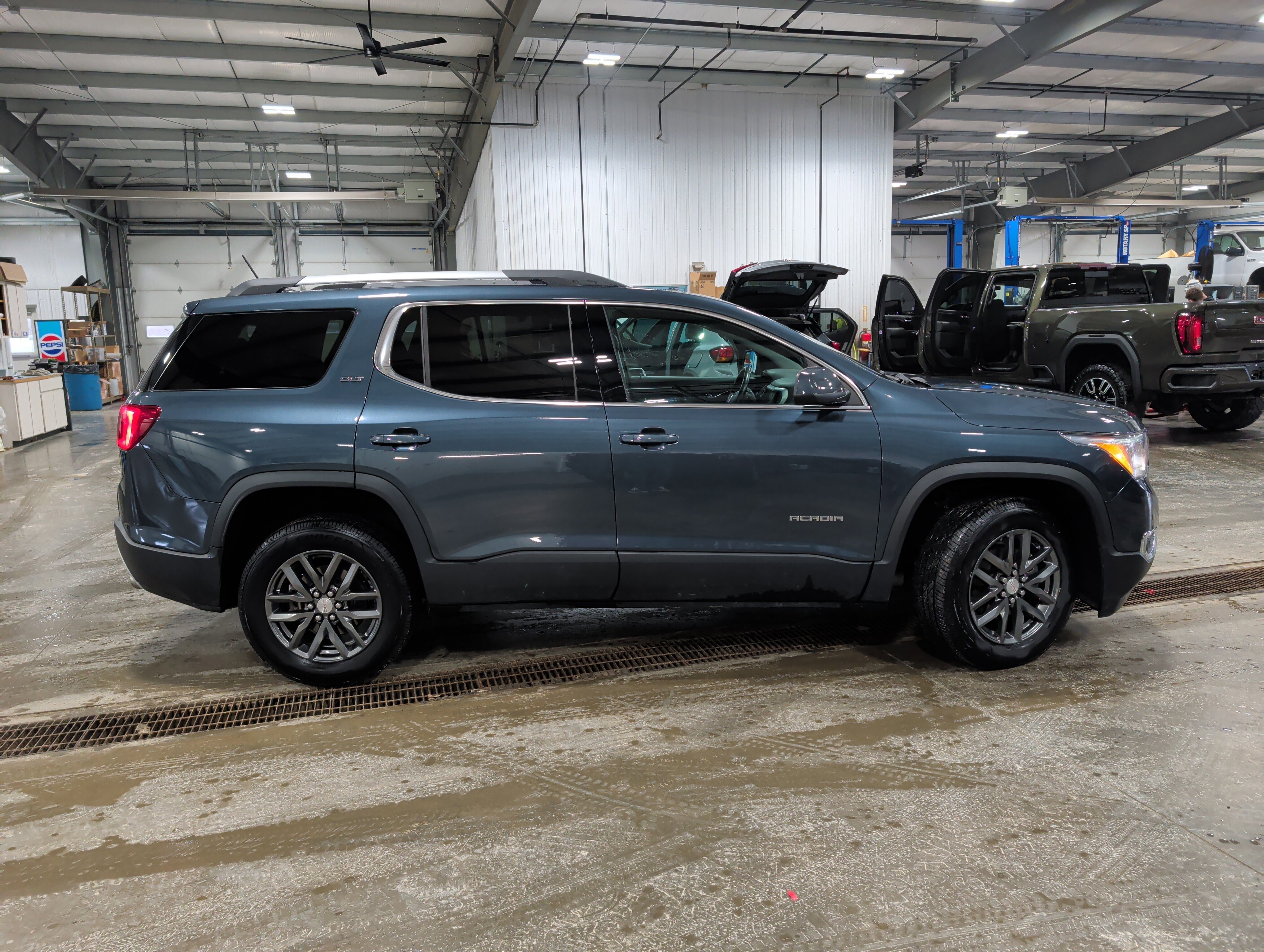Used 2019 GMC Acadia SLT image 2