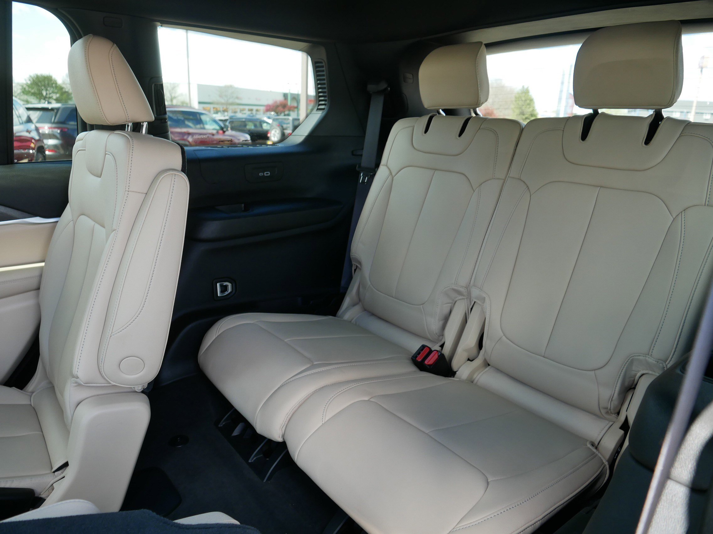 Used 2024 Jeep Grand Cherokee L Limited w/ Black Appearance Package AWD/4WD image 36