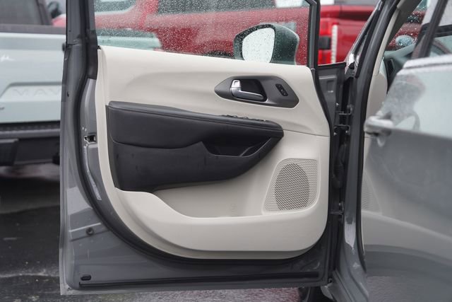 Used 2023 Chrysler Pacifica Touring-L FWD image 32