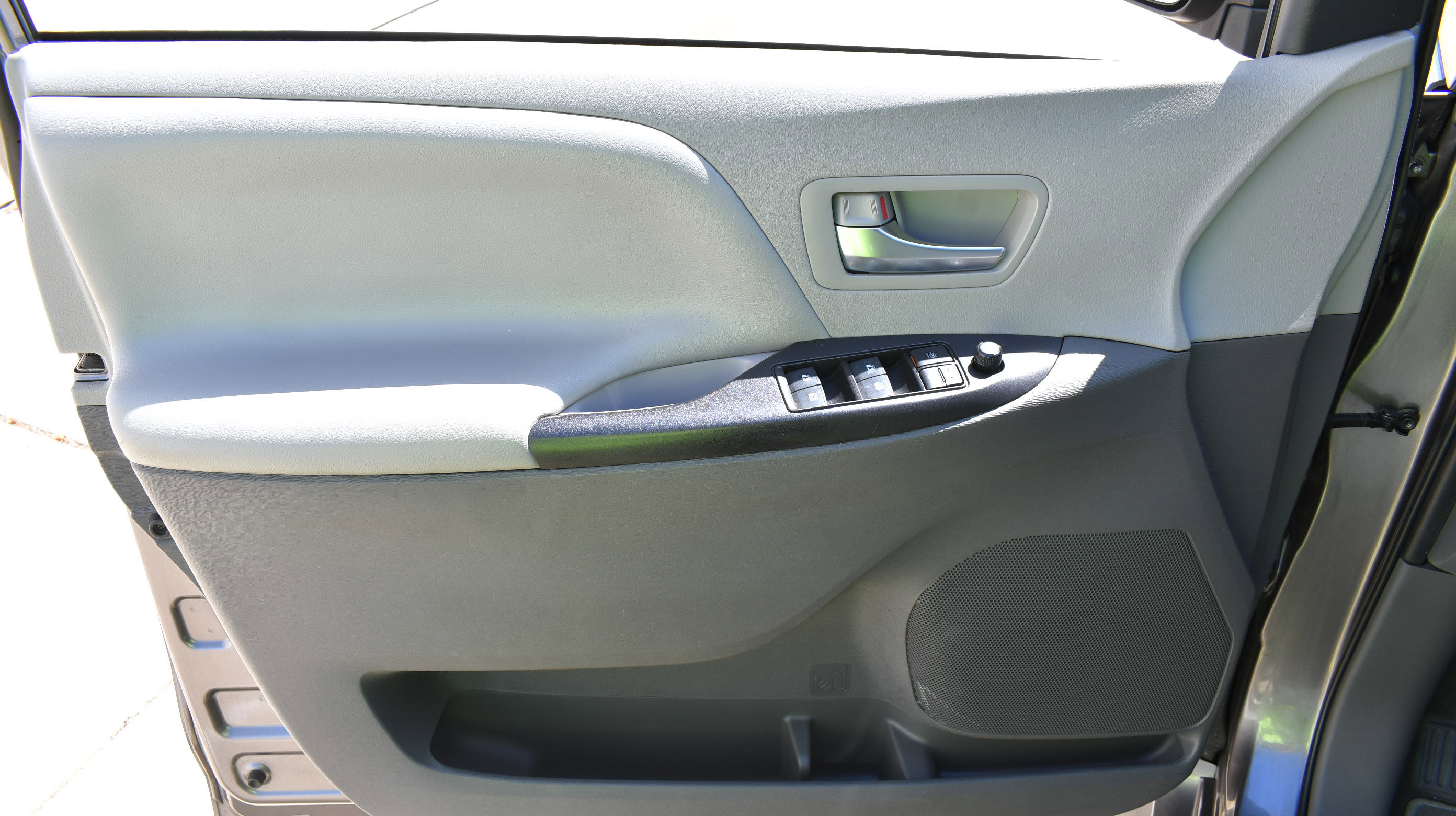 Used 2020 Toyota Sienna LE w/ Carpet Mat Package image 11