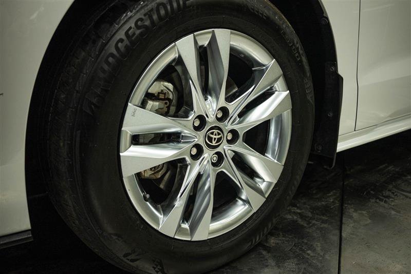 Used 2023 Toyota Sienna XLE w/ XLE Plus Package FWD image 3