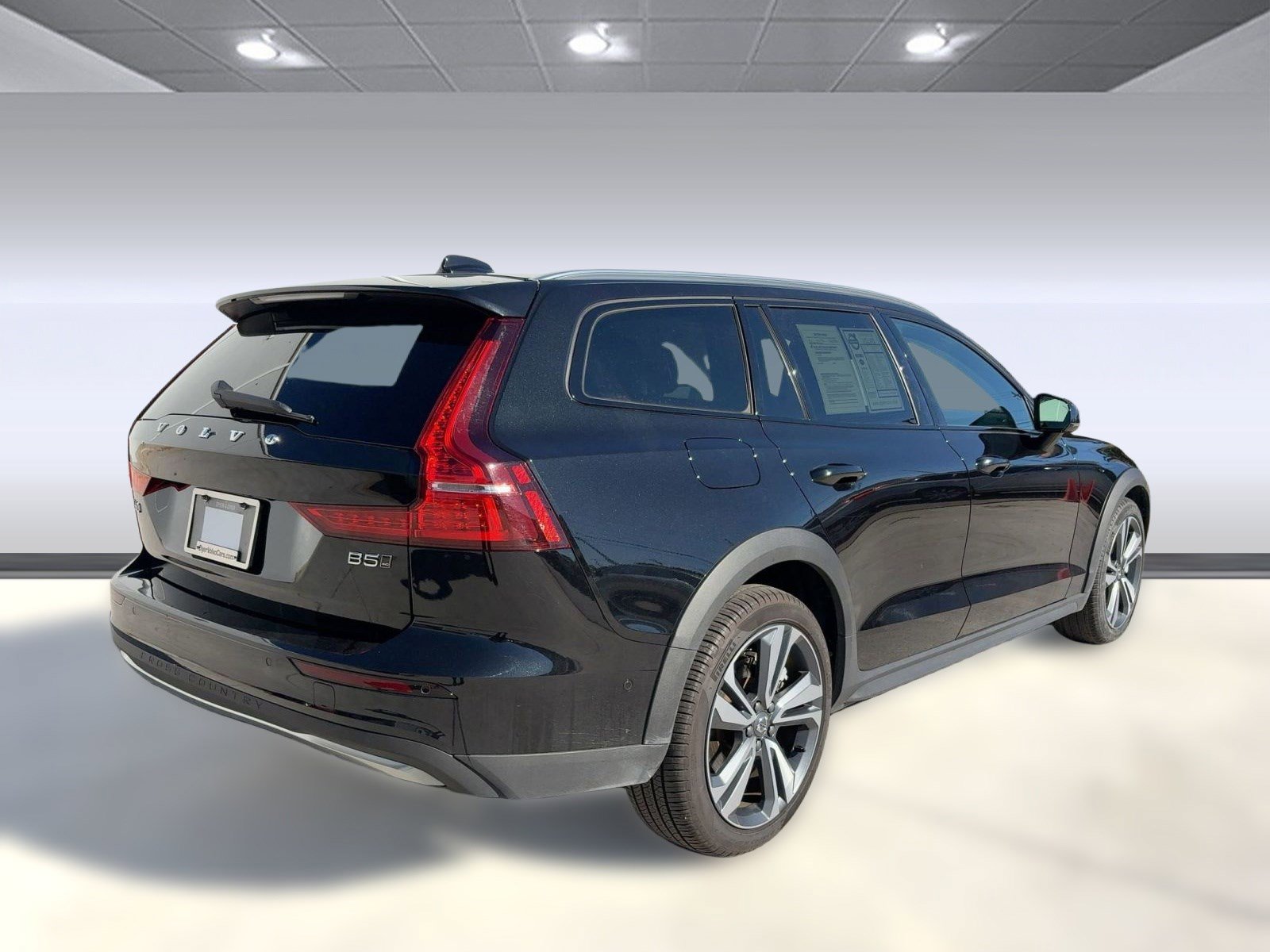 Certified 2025 Volvo V60 B5 Cross Country Plus image 8