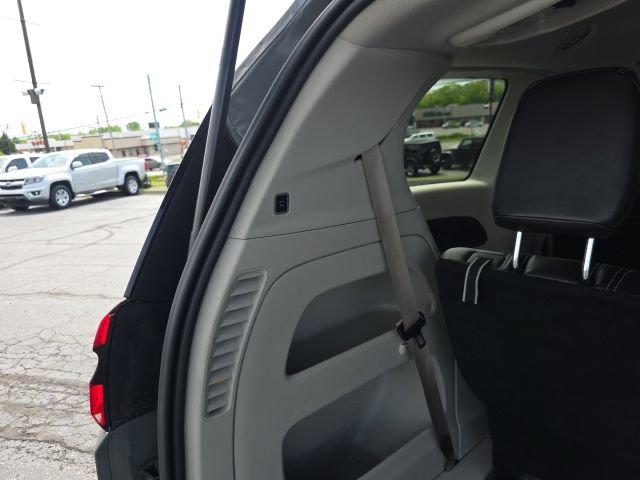 Used 2023 Chrysler Pacifica Touring-L FWD image 37
