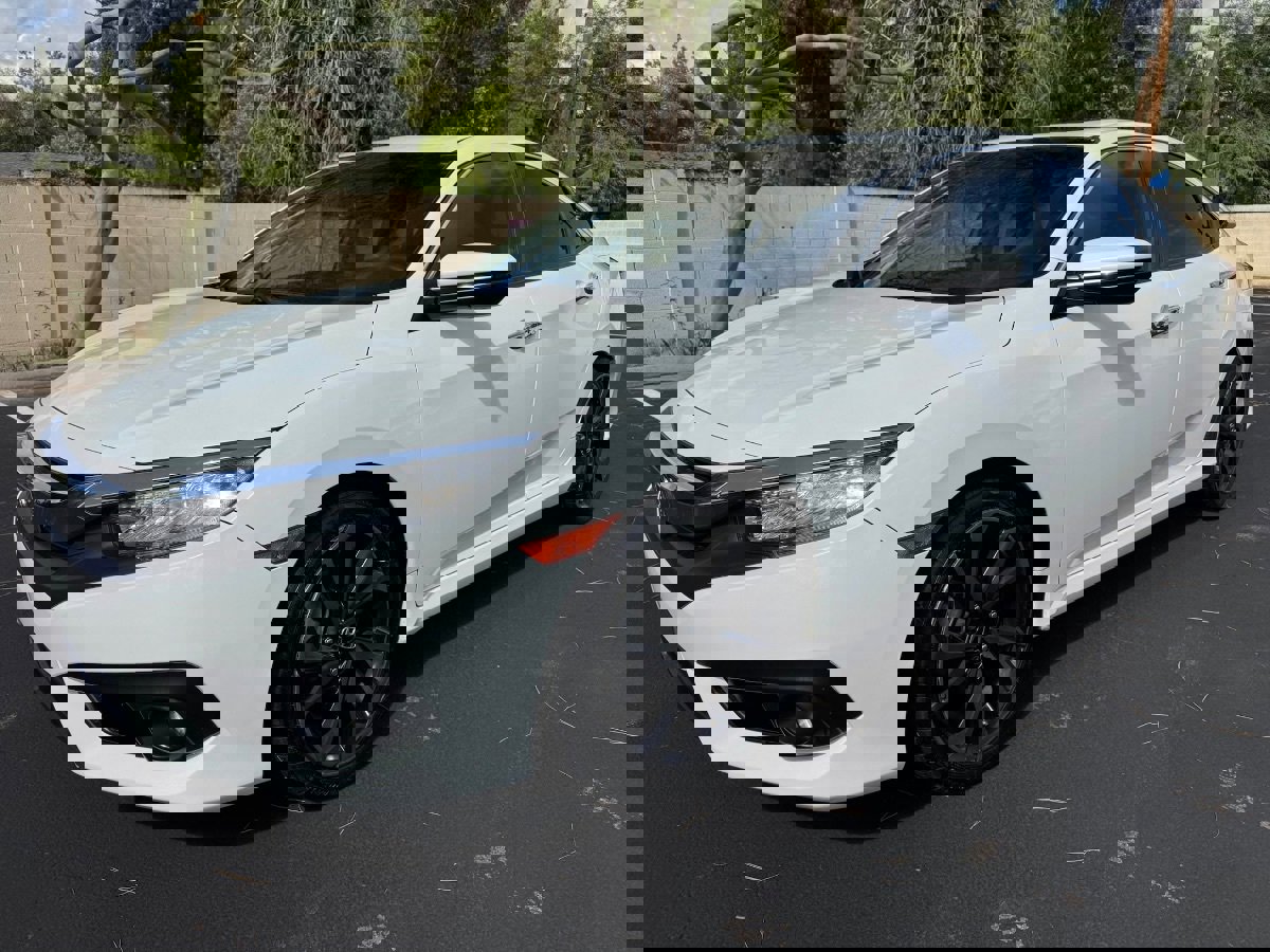 Used 2018 Honda Civic Touring image 2