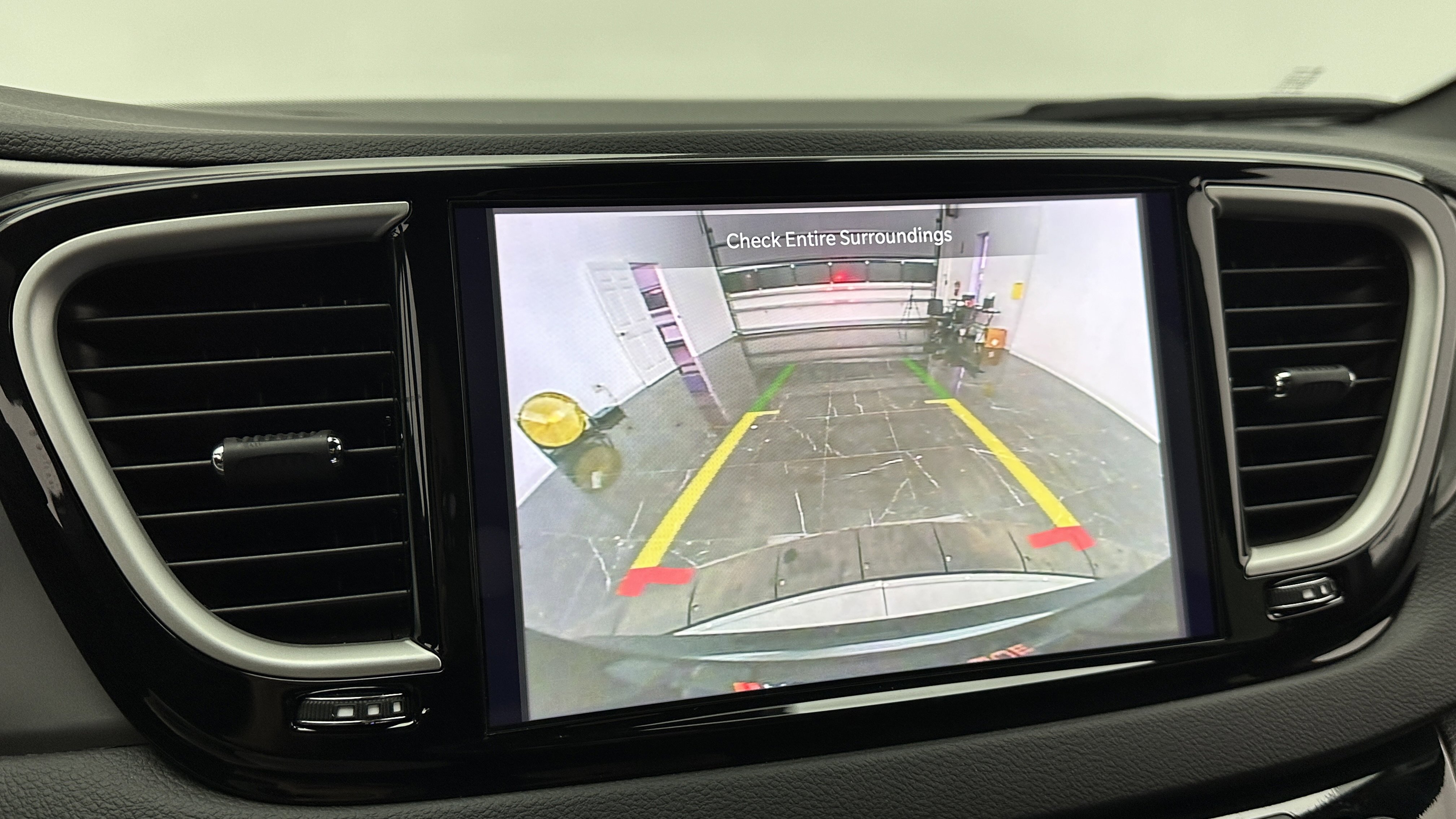 Used 2025 Chrysler Pacifica Select image 18