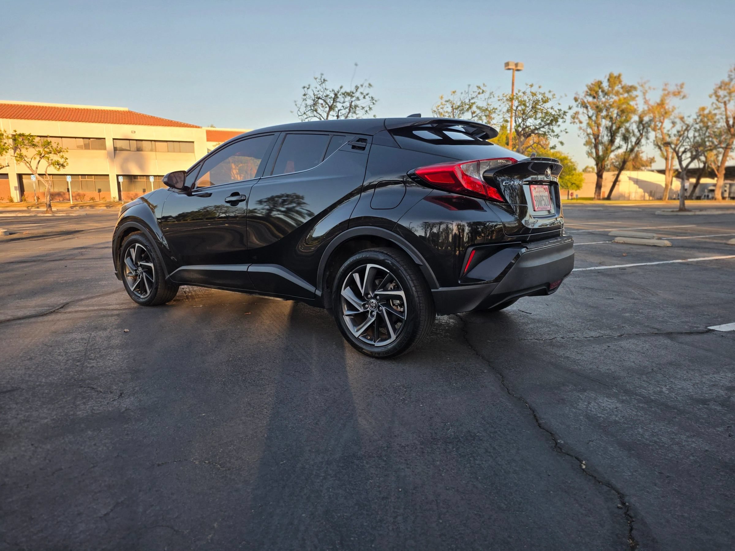 Used 2022 Toyota C-HR Limited FWD image 6