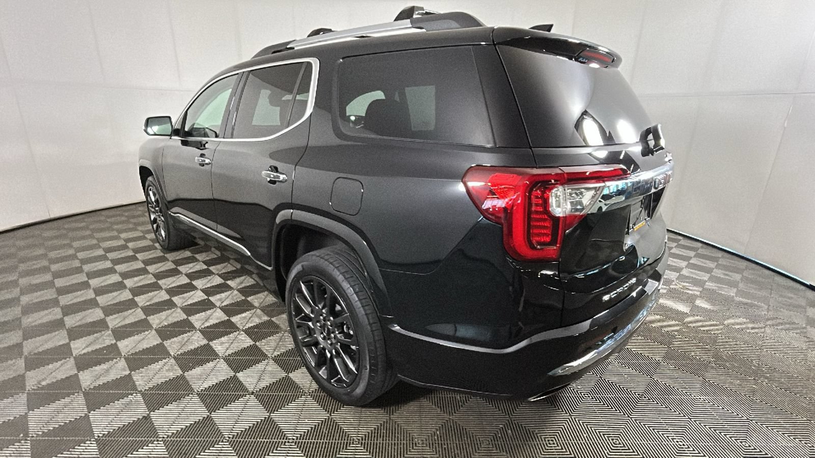 Used 2023 GMC Acadia Denali w/ Black Diamond Edition AWD/4WD image 5