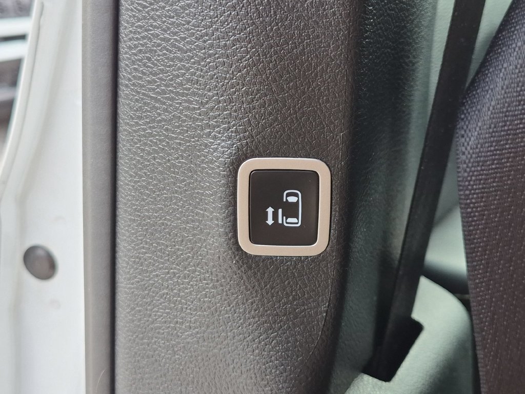 Used 2025 Chrysler Pacifica Limited FWD image 27