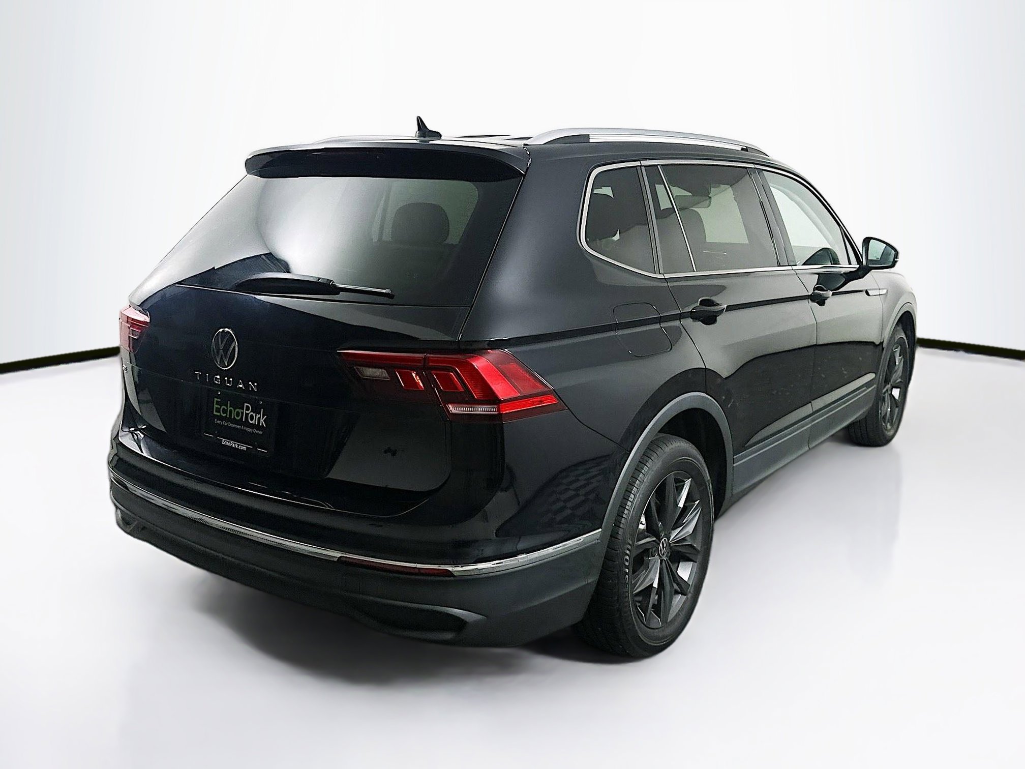 Used 2022 Volkswagen Tiguan SE w/ Panoramic Sunroof Package image 9