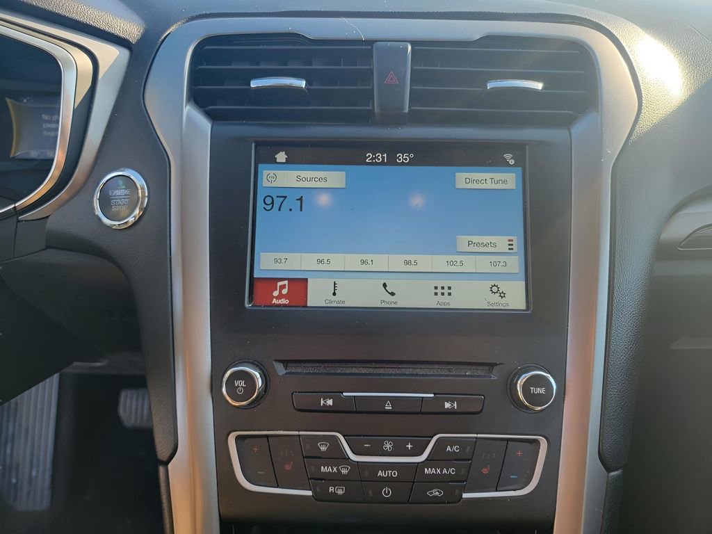 Used 2017 Ford Fusion SE w/ Fusion SE Technology Package image 19