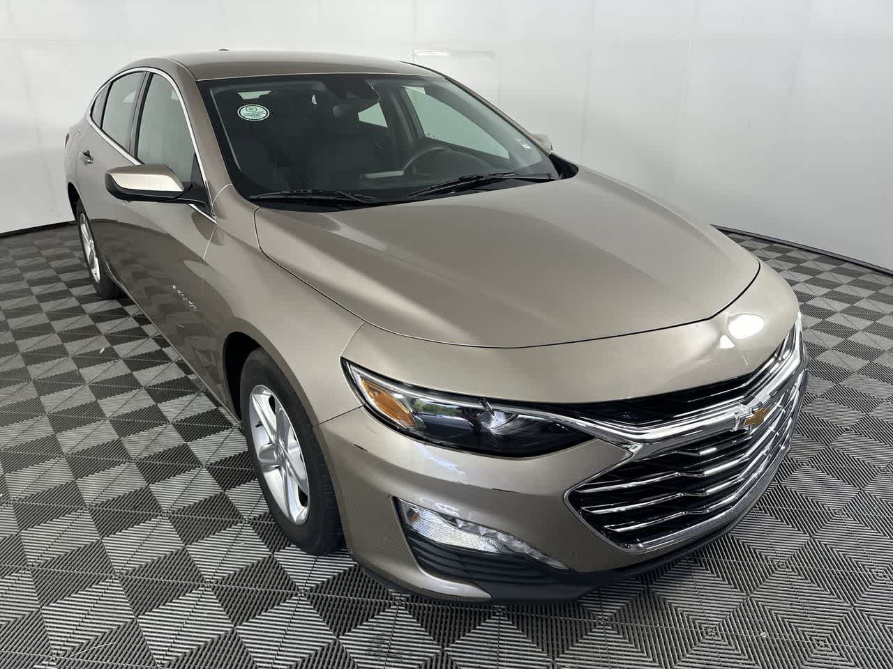 Used 2024 Chevrolet Malibu LT FWD image 2