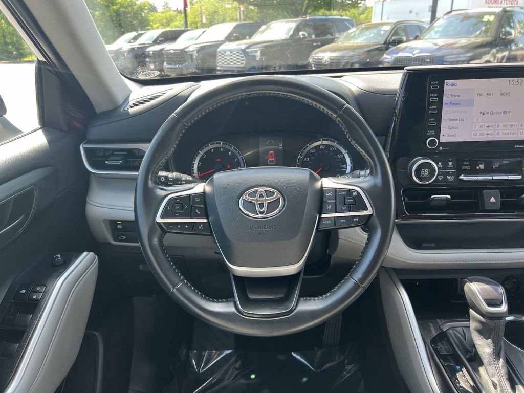 Used 2022 Toyota Highlander LE AWD/4WD image 16