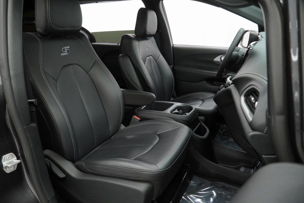 Used 2023 Chrysler Pacifica Touring-L w/ S Appearance Package image 44