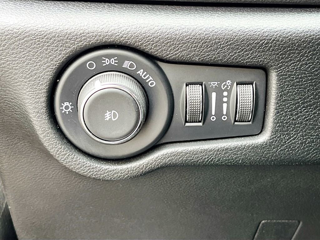 Used 2025 Chrysler Pacifica Select image 20