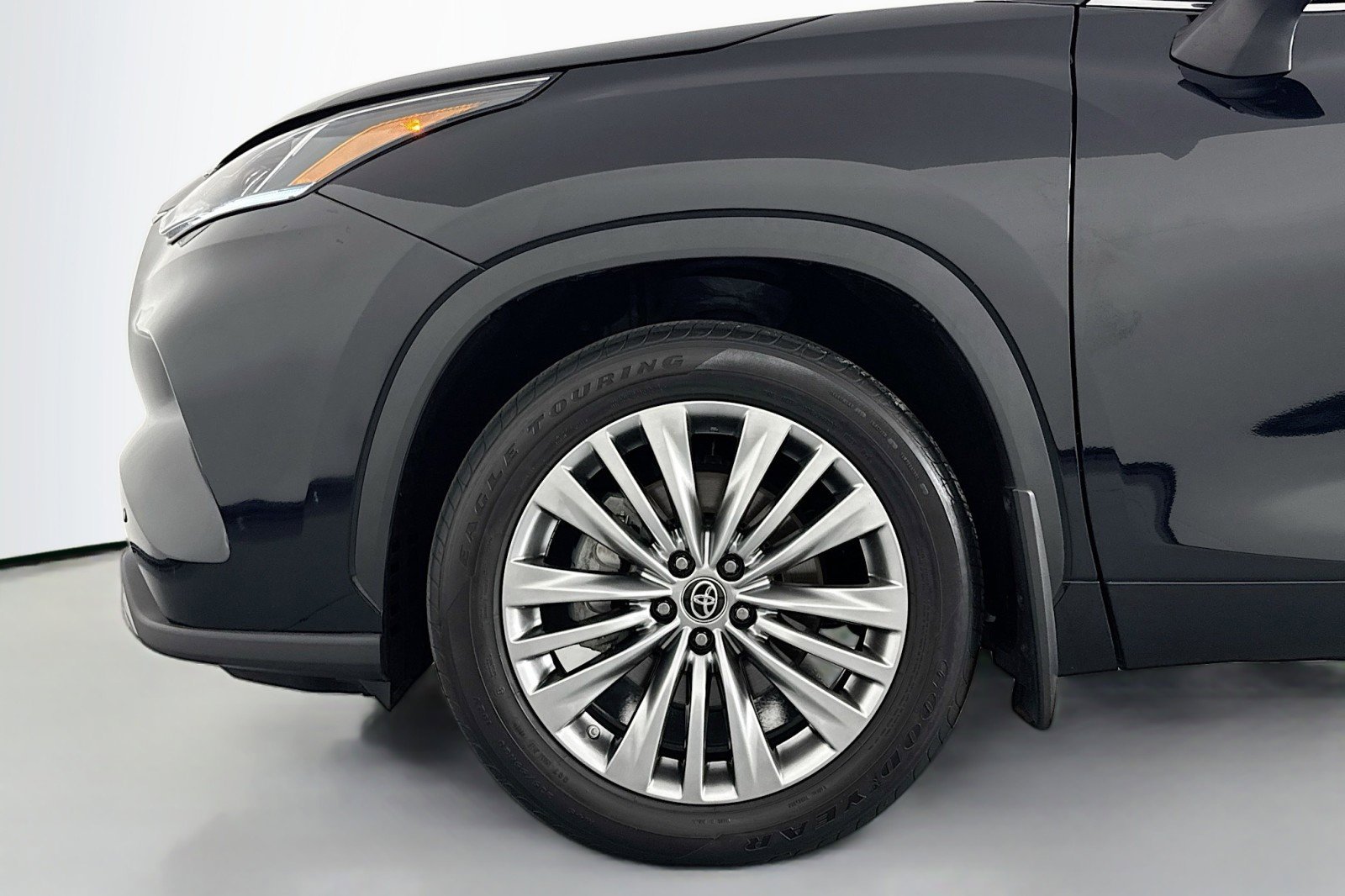 Used 2024 Toyota Highlander Platinum image 11