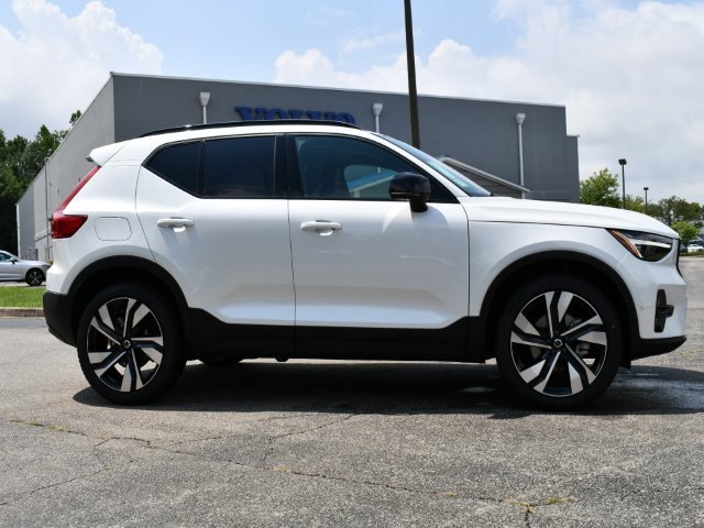 New 2025 Volvo XC40 B5 Plus w/ Protection Package Premier image 8