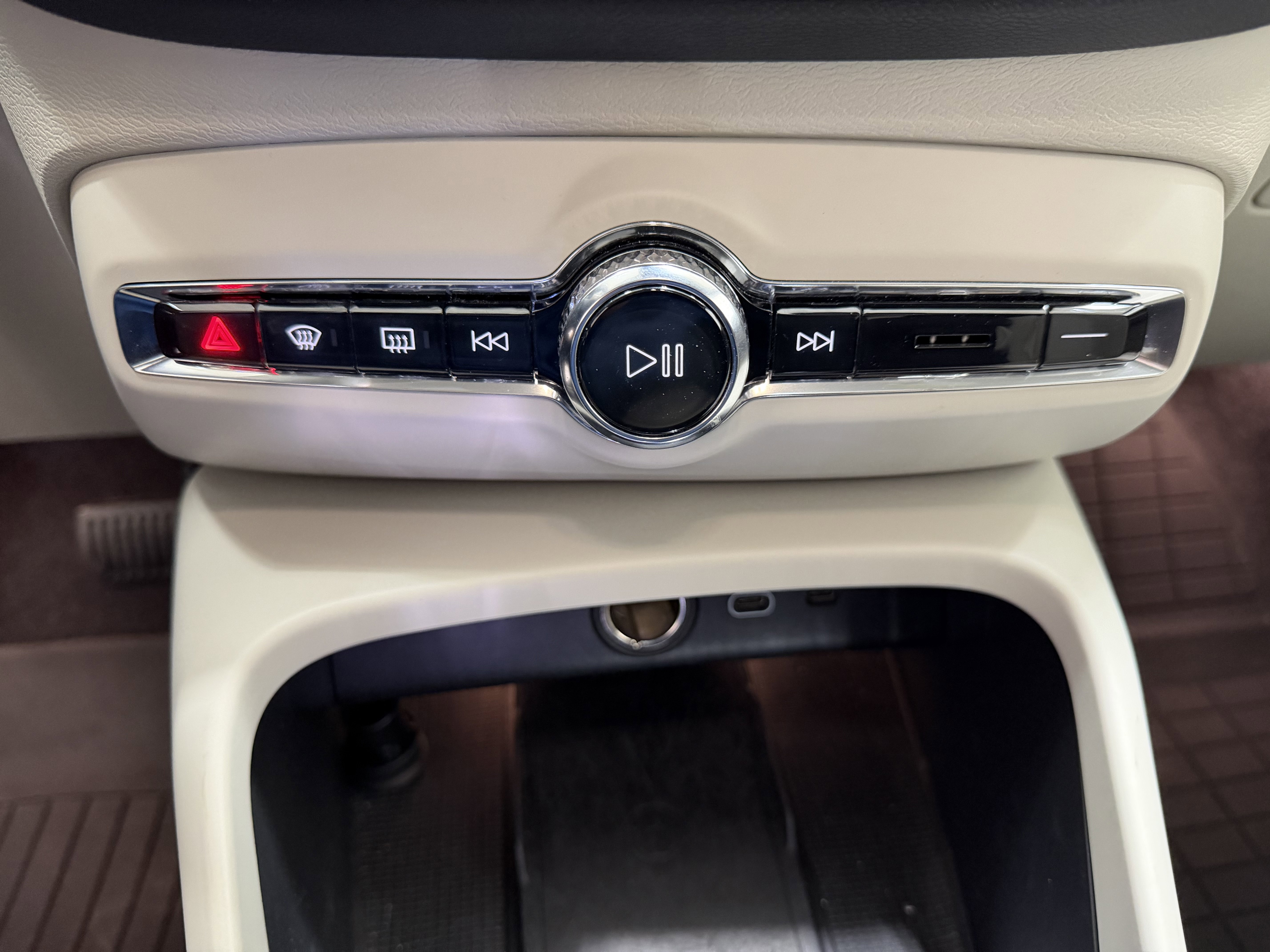 Used 2023 Volvo XC40 B5 Plus w/ Driver Assist Package AWD/4WD image 17