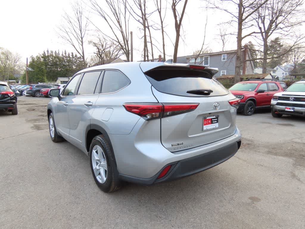 Used 2023 Toyota Highlander LE AWD/4WD image 4