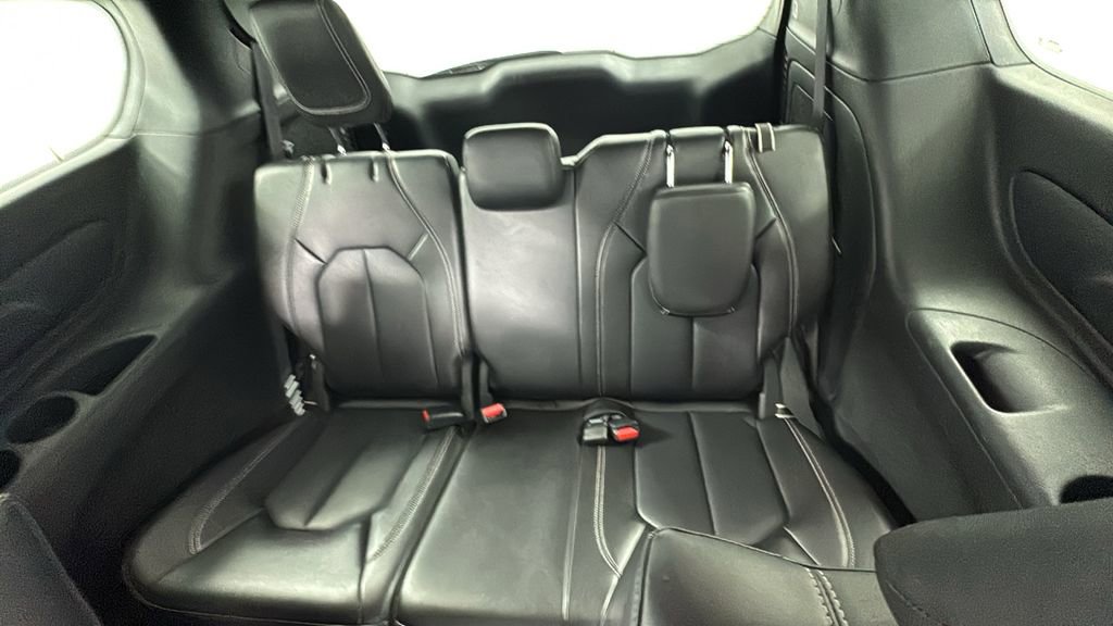 Used 2024 Chrysler Pacifica Select image 16