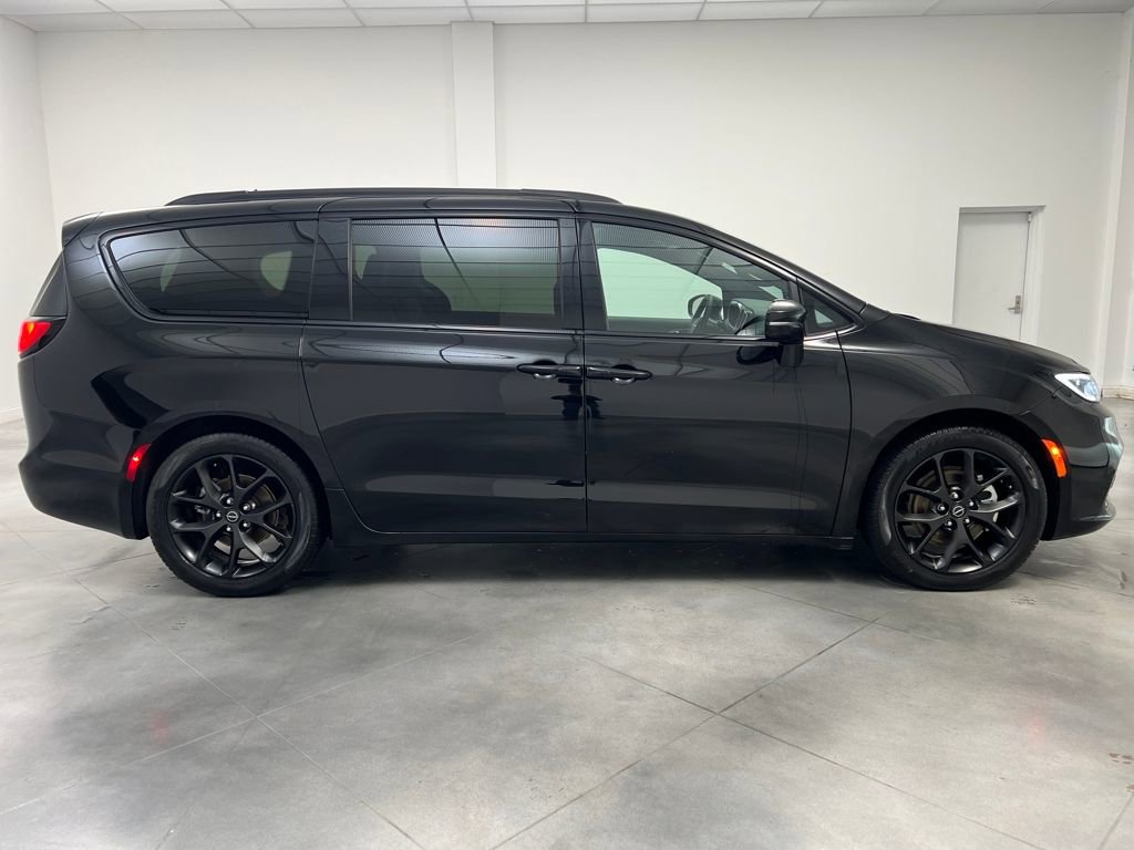 Used 2025 Chrysler Pacifica Limited image 8
