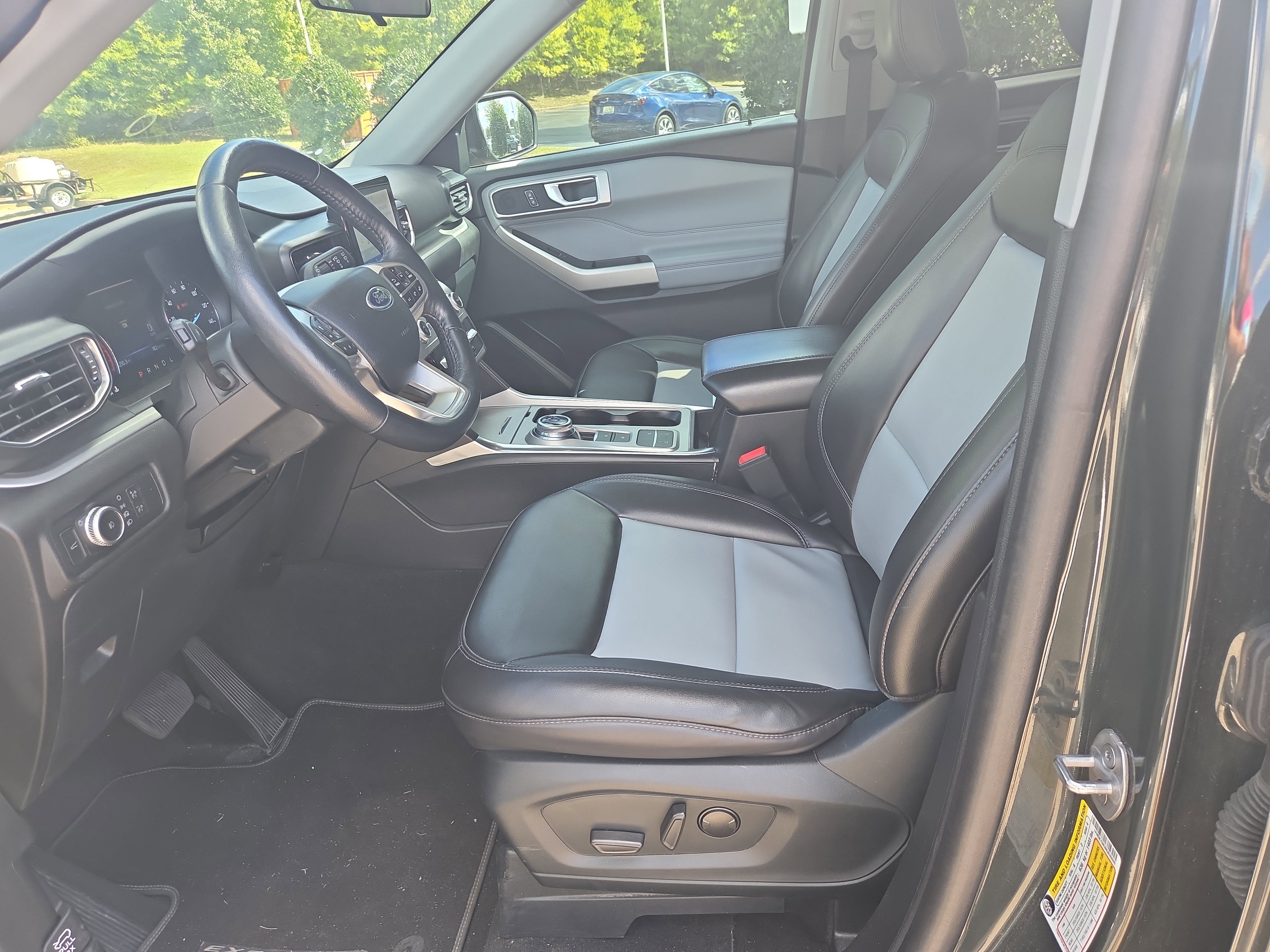 Used 2022 Ford Explorer XLT w/ Equipment Group 202A image 5