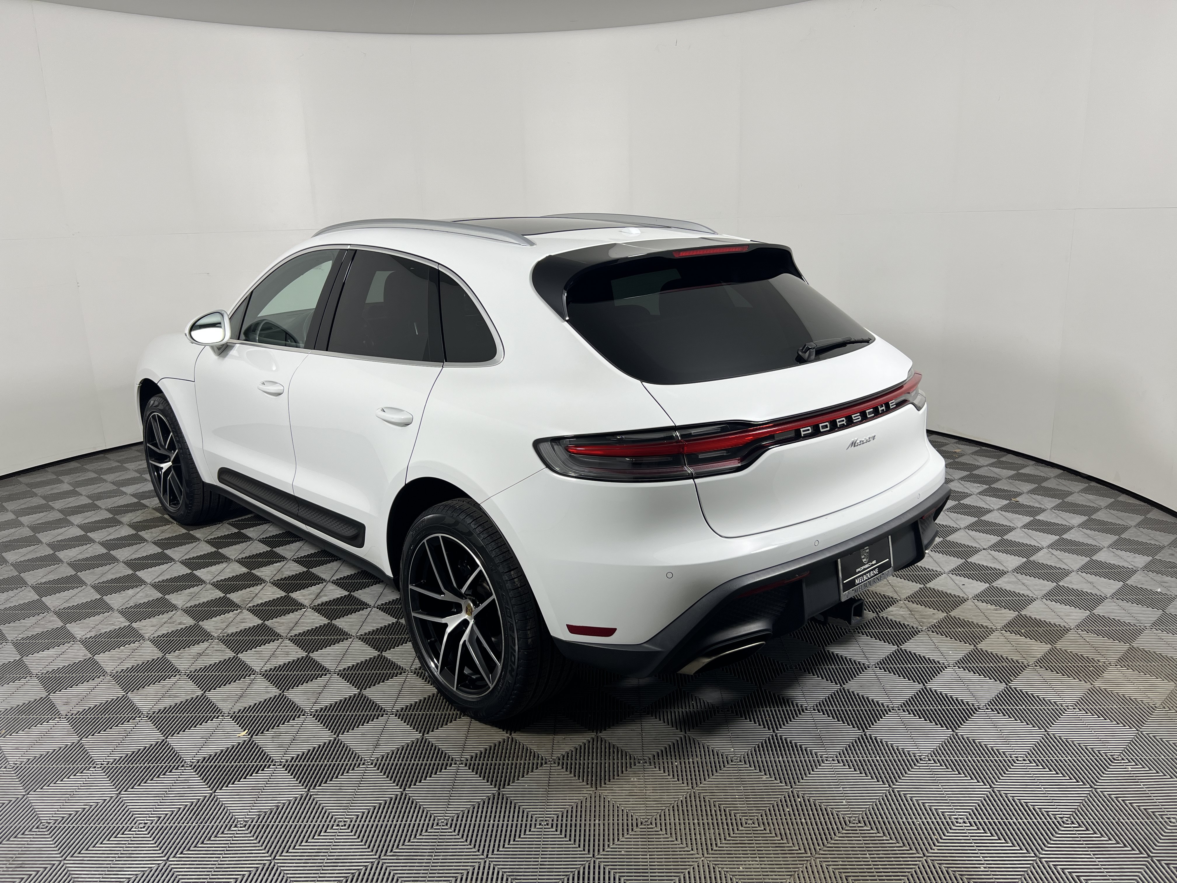 Certified 2024 Porsche Macan AWD/4WD image 6