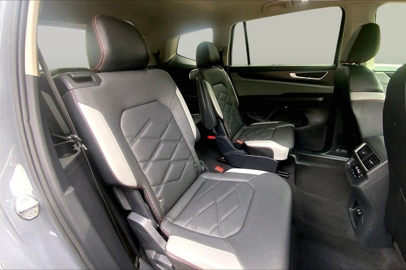 Used 2024 Volkswagen Atlas Peak Edition SE AWD/4WD image 20