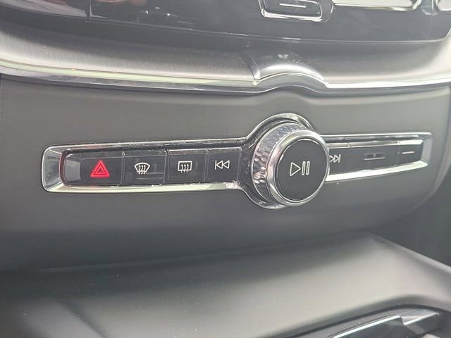 Used 2019 Volvo XC60 T6 Momentum w/ Multimedia Package image 35