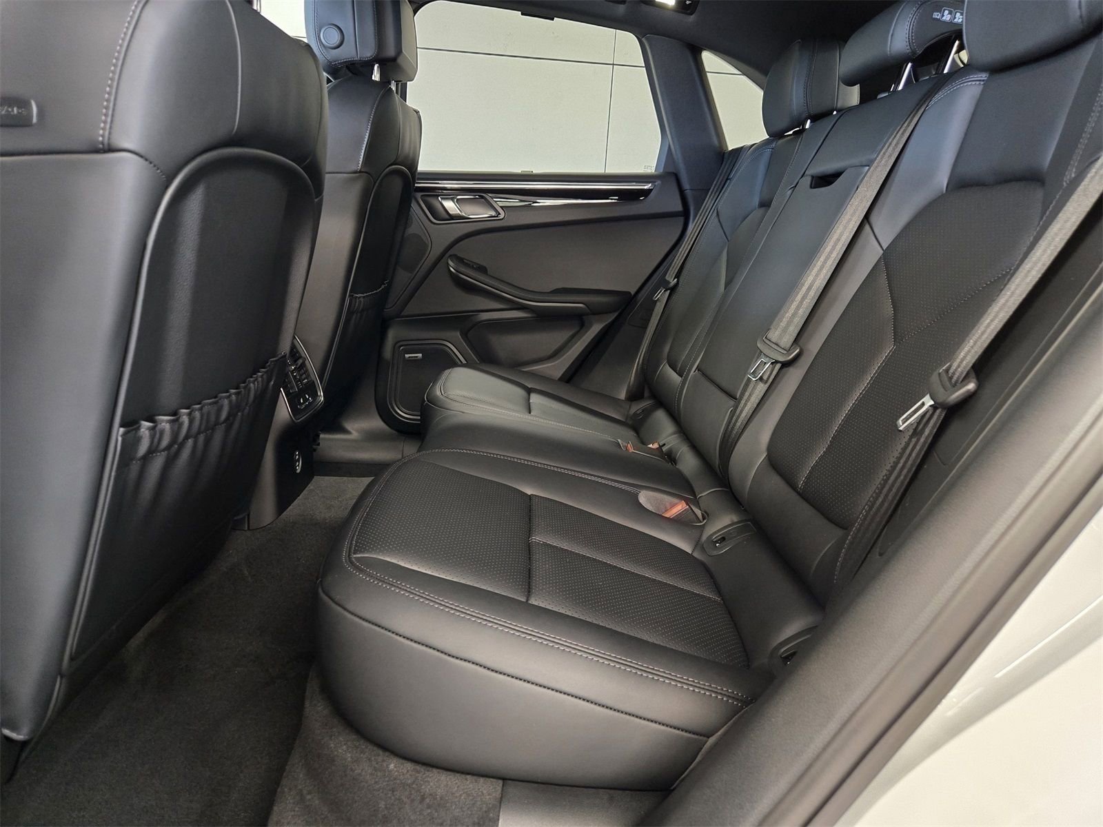 Used 2025 Porsche Macan Base image 11