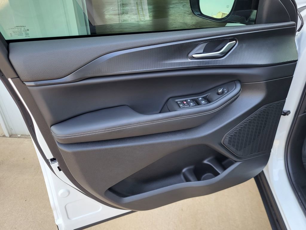 New 2025 Jeep Grand Cherokee Altitude image 14