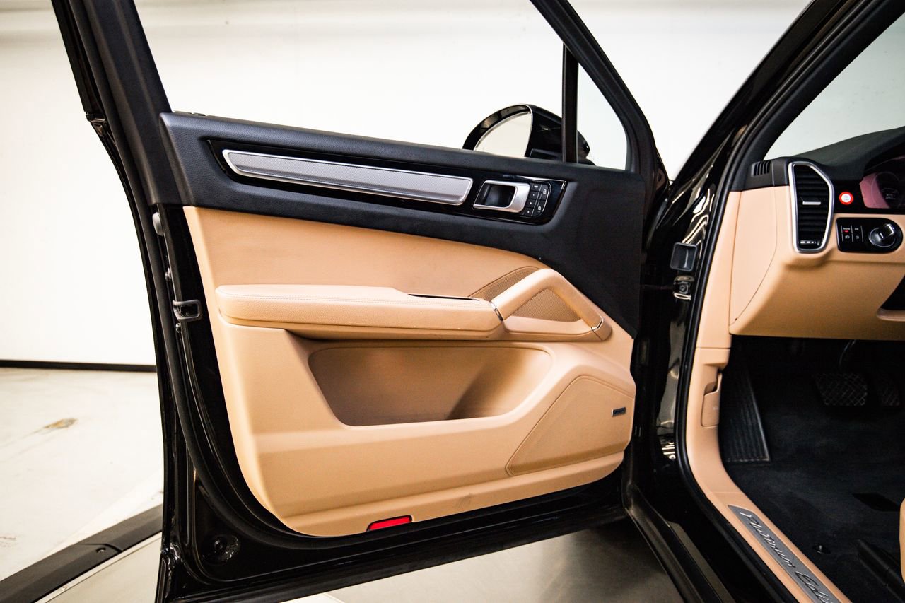 Certified 2023 Porsche Cayenne Platinum Edition image 23