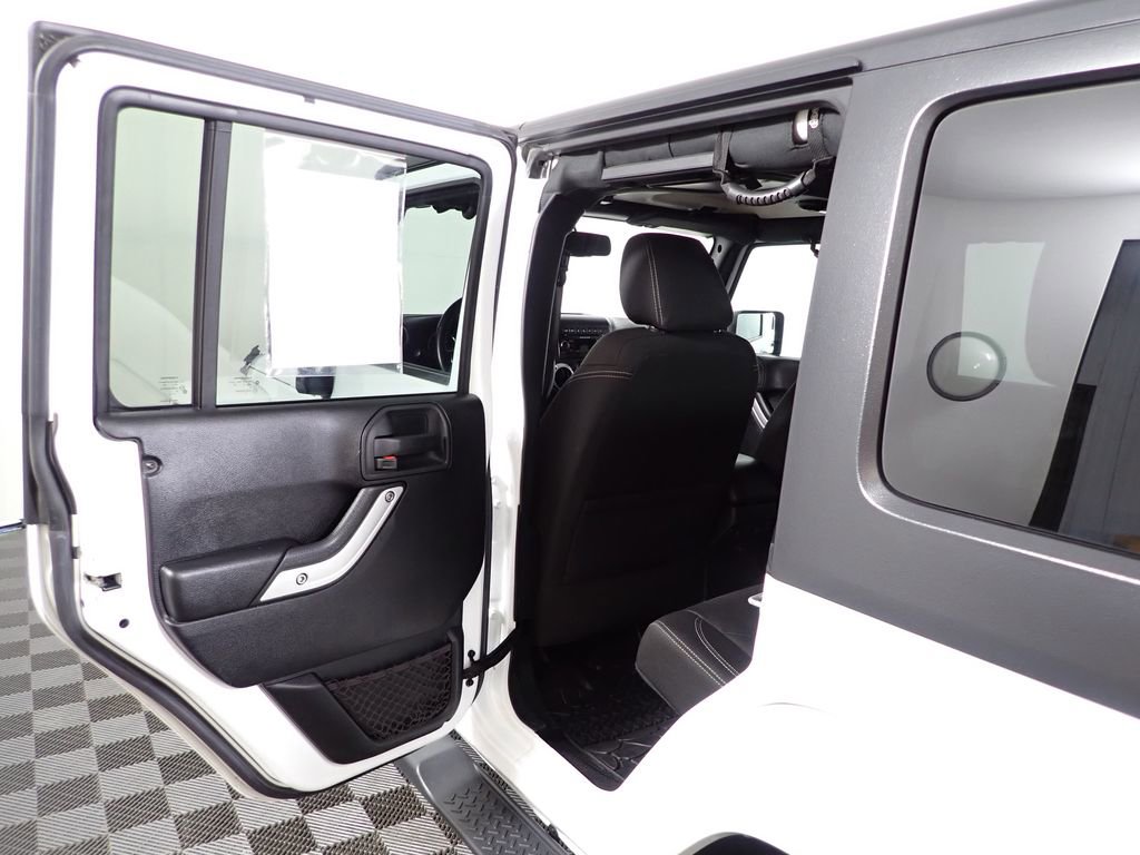 Used 2016 Jeep Wrangler Unlimited Sahara w/ Connectivity Group AWD/4WD image 28