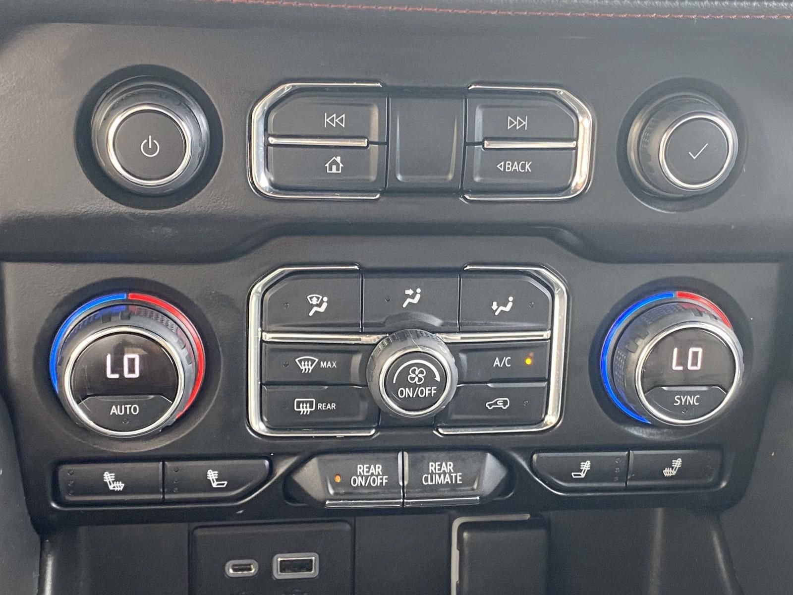 Used 2022 Chevrolet Suburban RST w/ Sport Performance Package AWD/4WD image 32