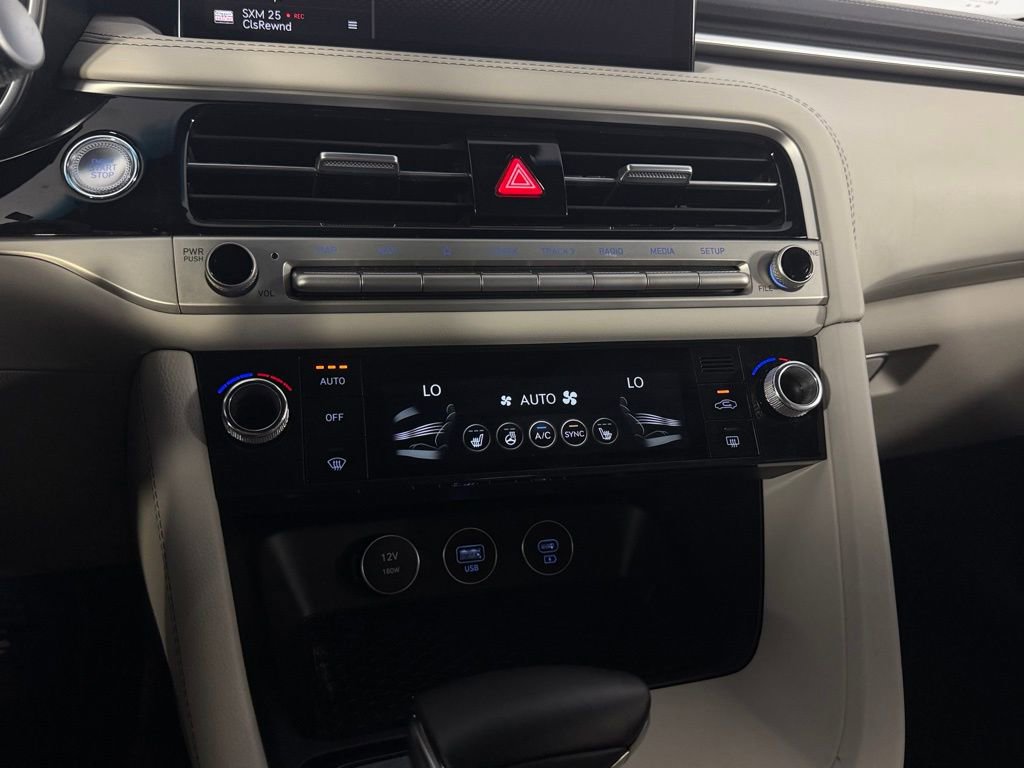 Used 2025 Genesis G70 2.5T image 13