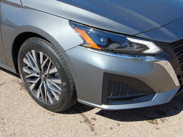 Used 2025 Nissan Altima 2.5 SV FWD image 2