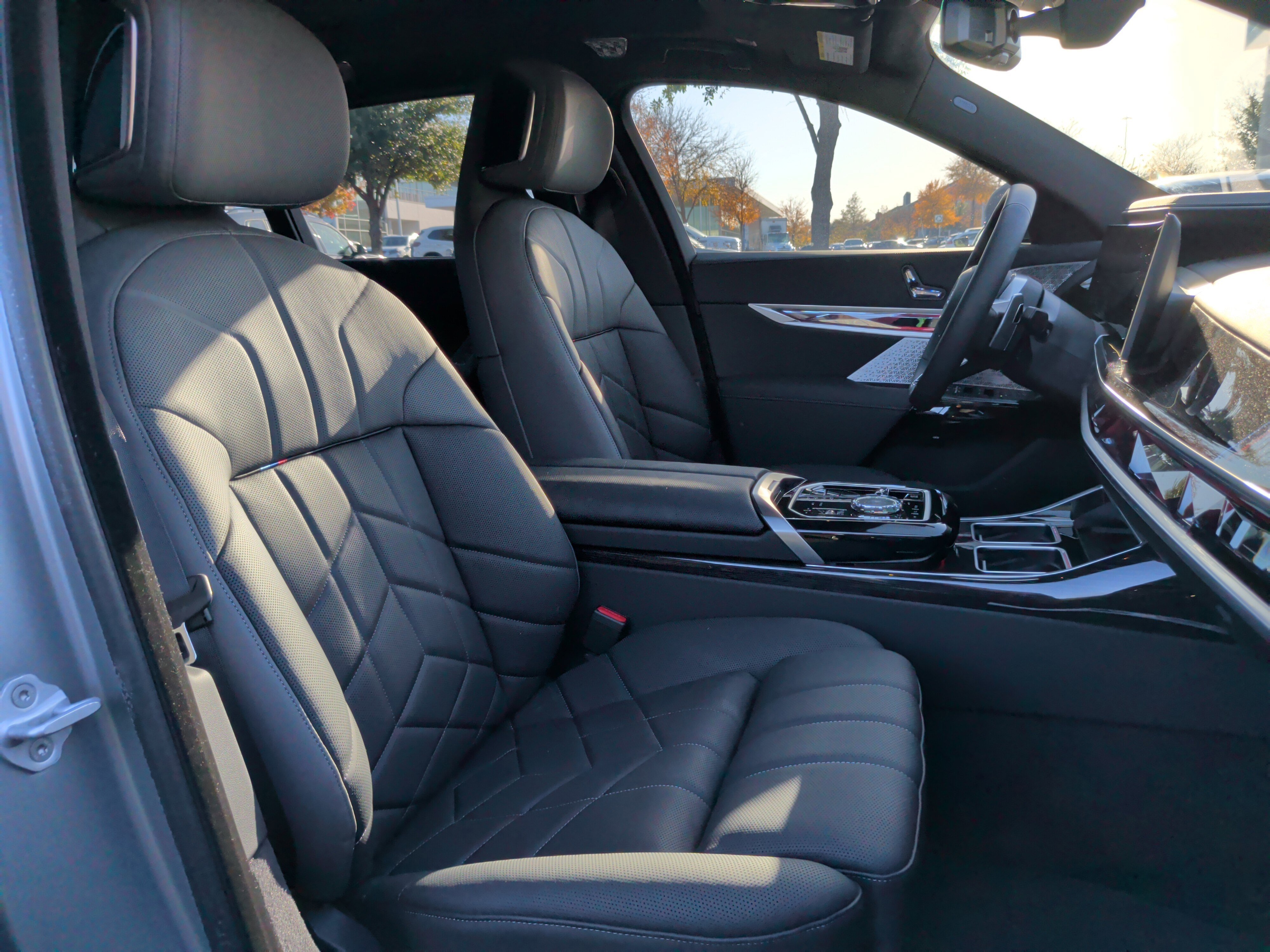 Certified 2025 BMW 760i xDrive w/ Executive Package image 35