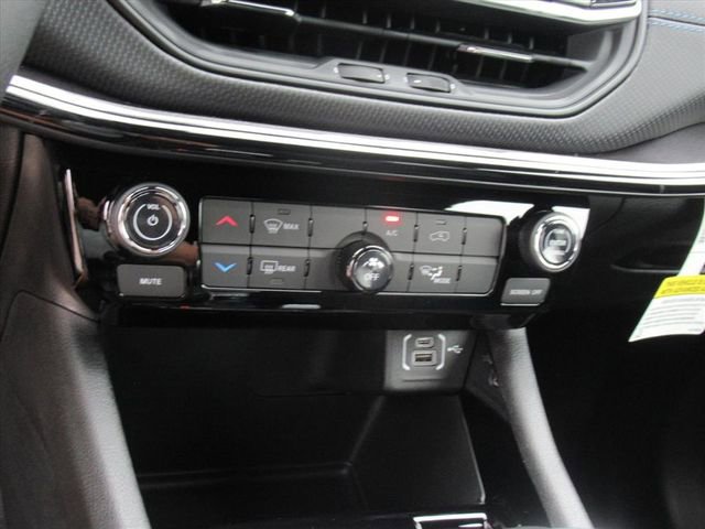 New 2026 Jeep Compass Latitude w/ Mopar Graphics Package image 23