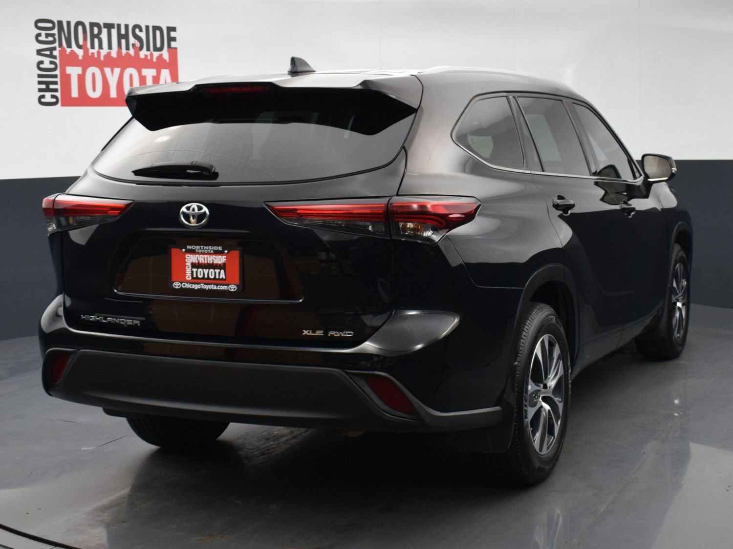 Used 2022 Toyota Highlander XLE AWD/4WD image 4