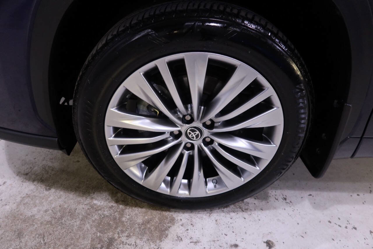 Used 2024 Toyota Highlander Platinum image 10