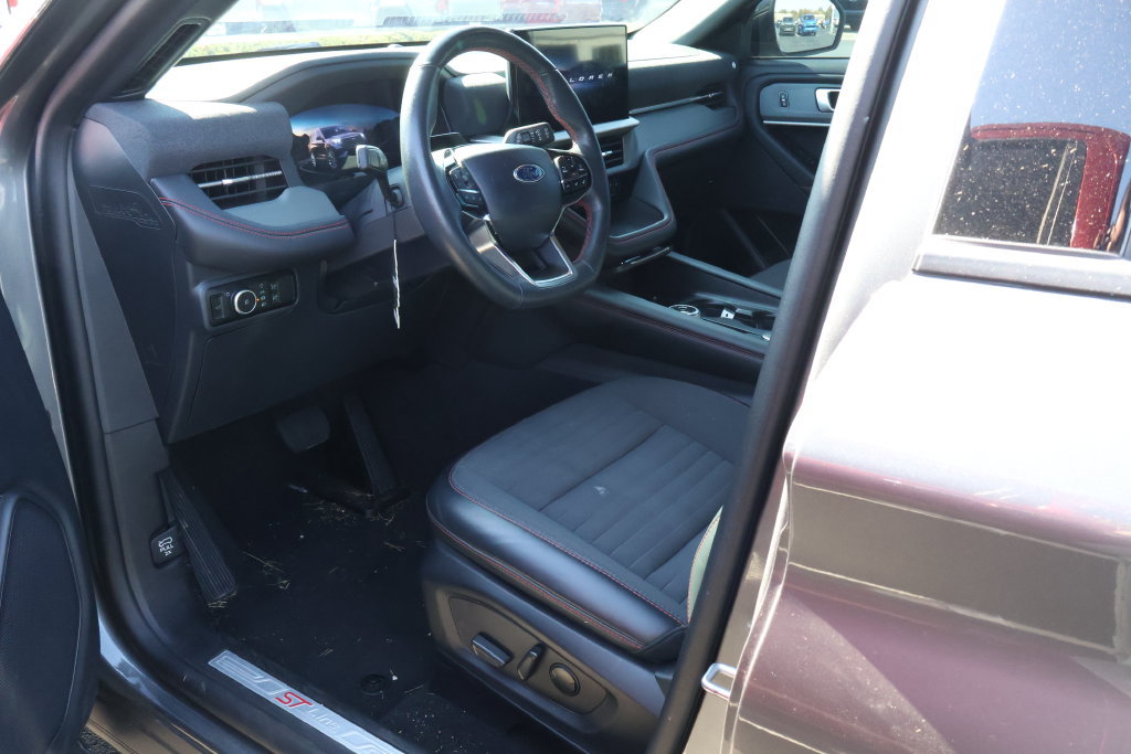 Used 2025 Ford Explorer ST-Line w/ ST-Line Street Pack AWD/4WD image 10