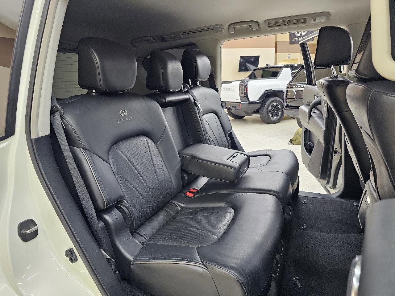 Used 2014 INFINITI QX80 2WD w/ Deluxe Touring Package image 24