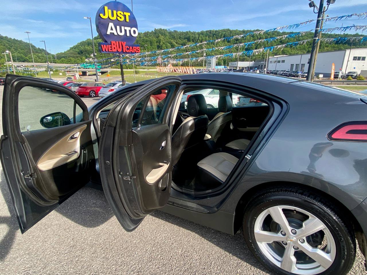 Used 2011 Chevrolet Volt Premium w/ Premium Trim Package FWD image 13