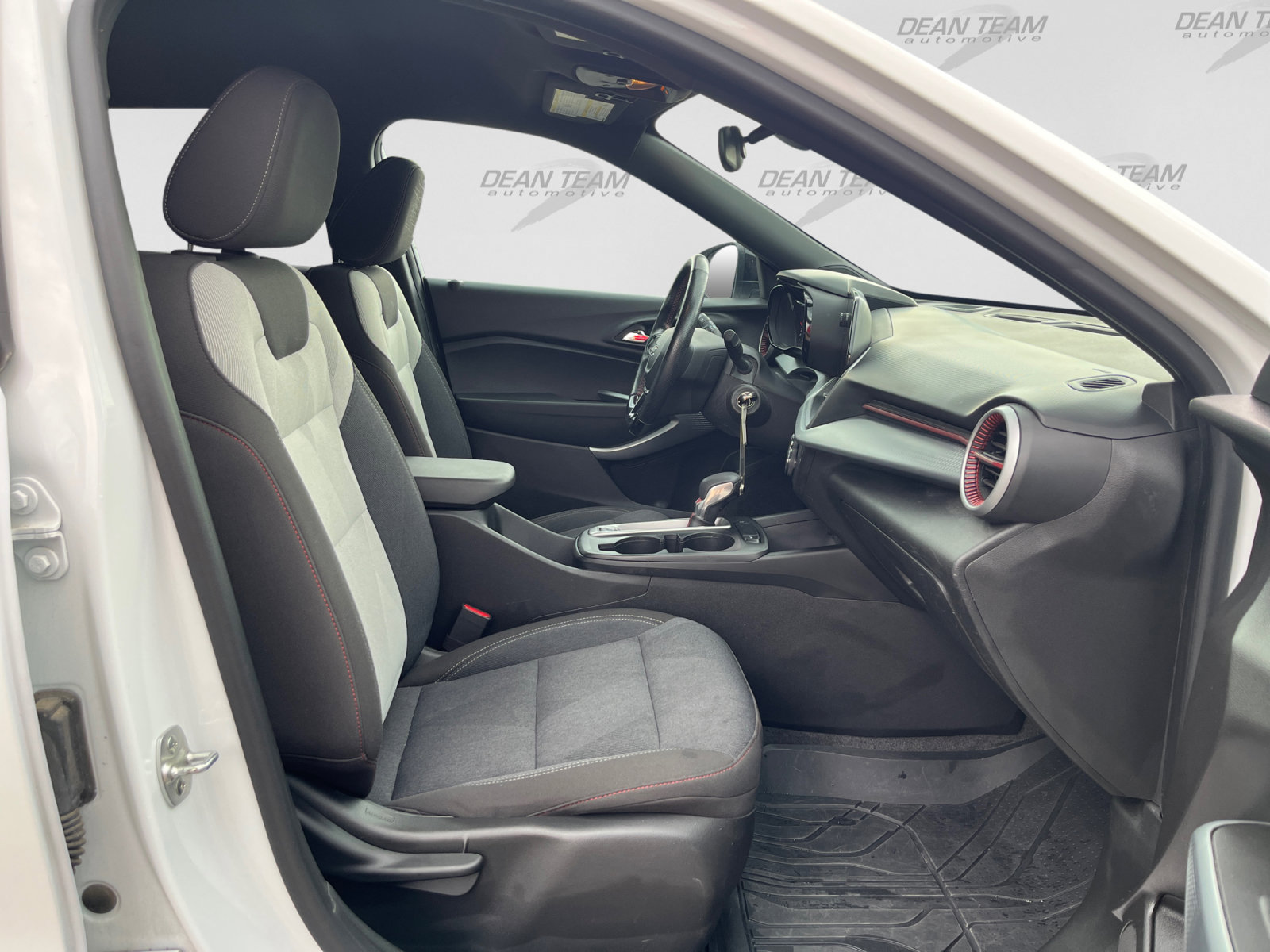 Used 2025 Chevrolet Trax RS FWD image 15