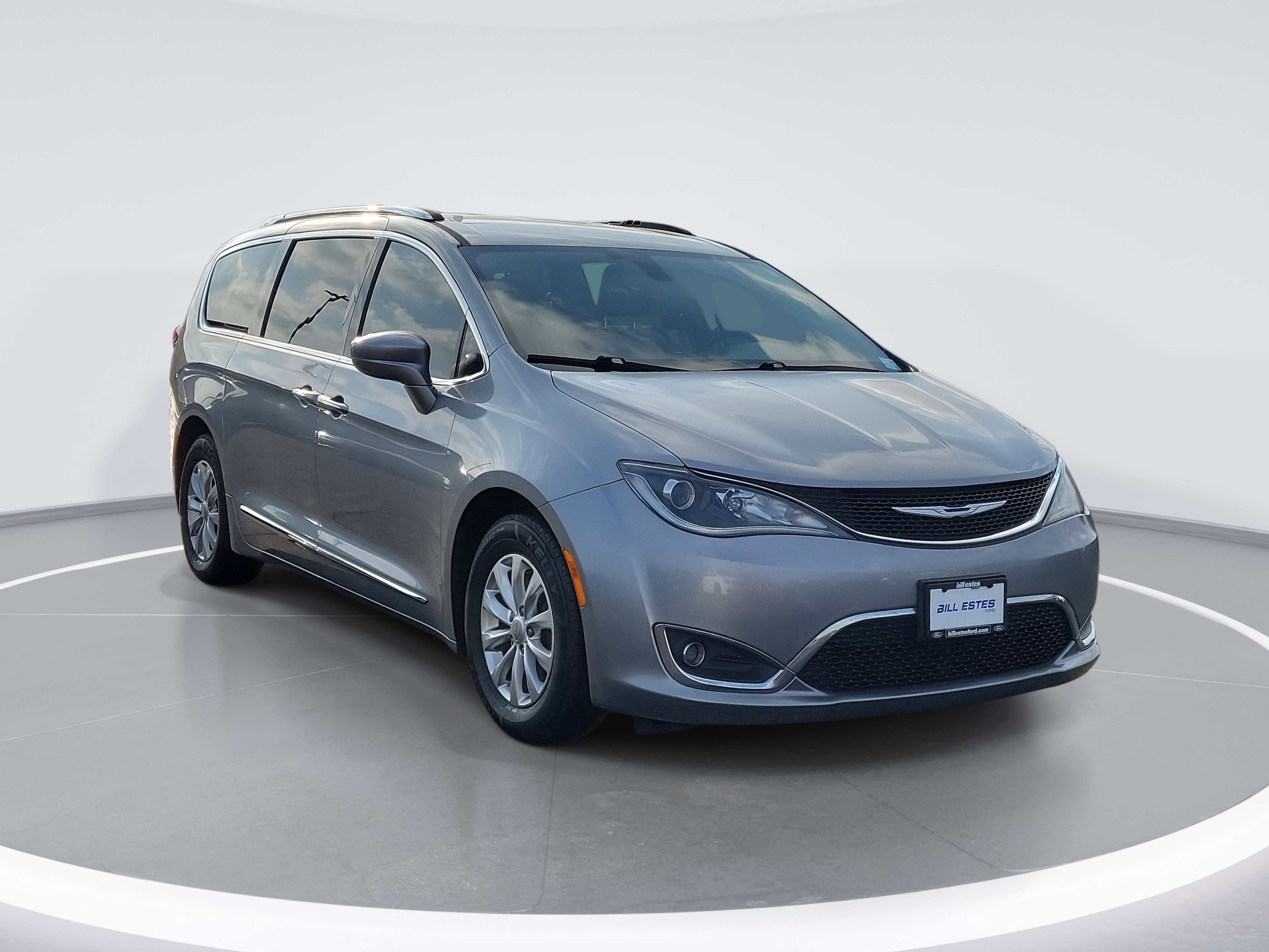 Used 2018 Chrysler Pacifica Touring-L image 2